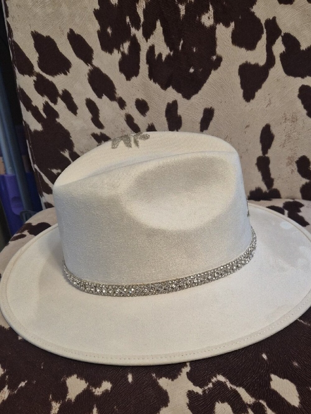 🩶Upscale Cream Hat with Metallic Floral Trim And Rhinestone Band🩶 - Picture 5 of 11
